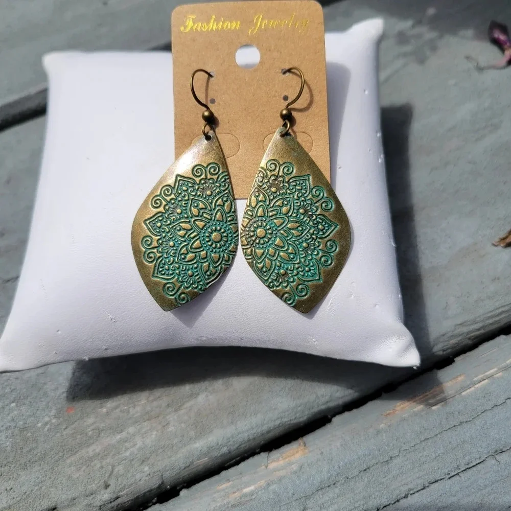 NEW | Antiqued Bronze Carved Flower Earrings‎